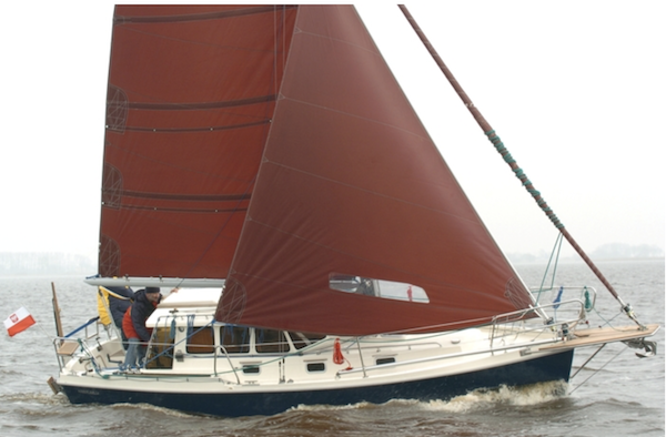 Haber 800c4 sailboat under sail