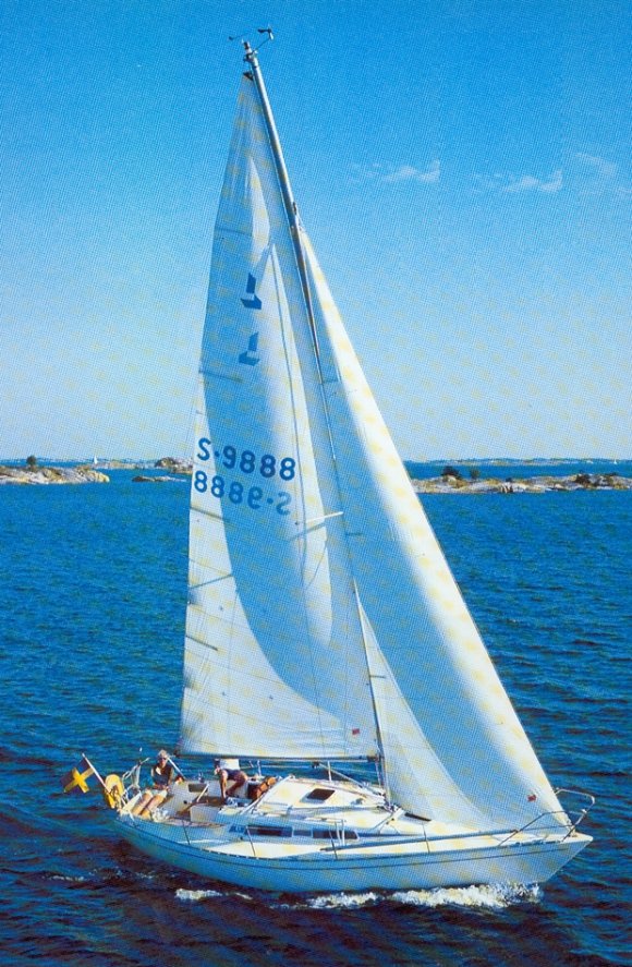Linjett 32 sailboat under sail