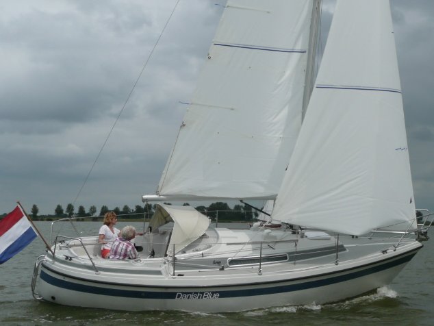 Lm 81 sailboat under sail
