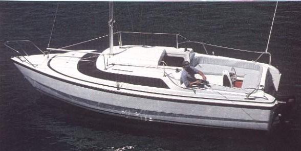 Macgregor 26x sailboat under sail