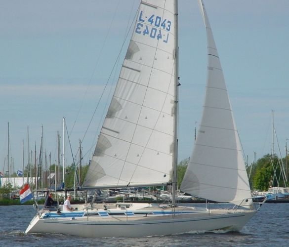 Maestro 35 sailboat under sail