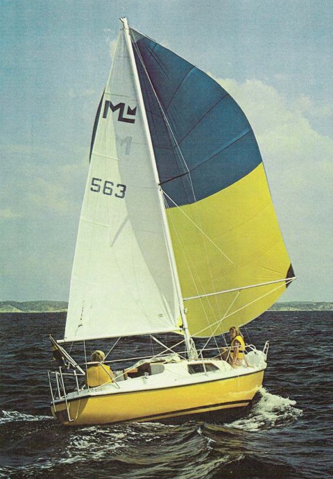Magnifik midget sailboat under sail