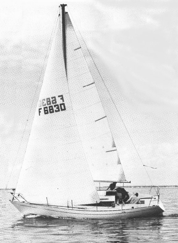 Mallard 9m sailboat under sail