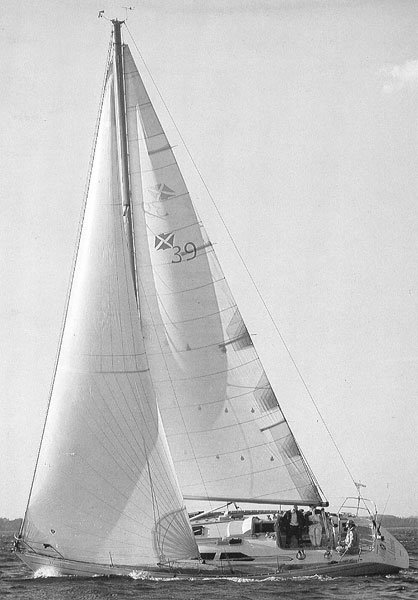 Maxi 39 sailboat under sail