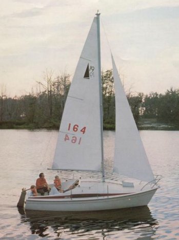 Mfg 19 sailboat under sail