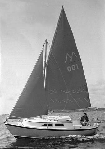 Minstrel 23 sailboat under sail