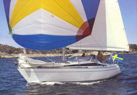 Maxi mixer 35 sailboat under sail