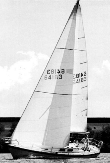 Niagara 31 sailboat under sail