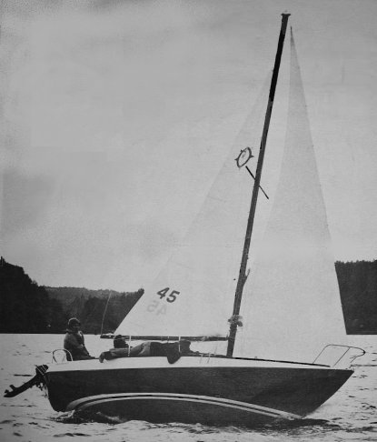 Northwest 21 sailboat under sail