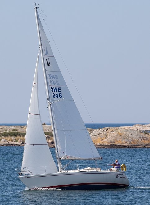 Nova 33 albin sailboat under sail