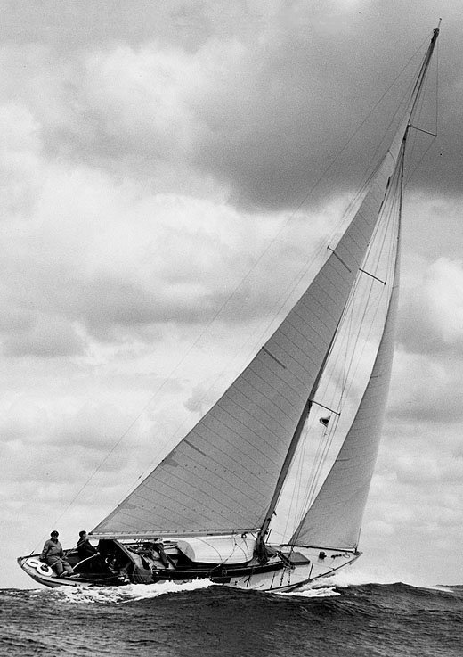 New york yacht club 32 sailboat under sail