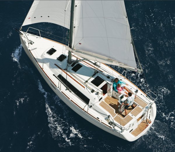 Oceanis 31 Beneteau sailboat under sail