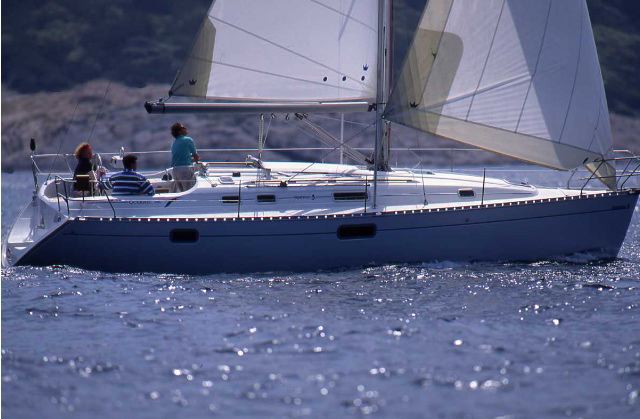 Oceanis 351 Beneteau sailboat under sail