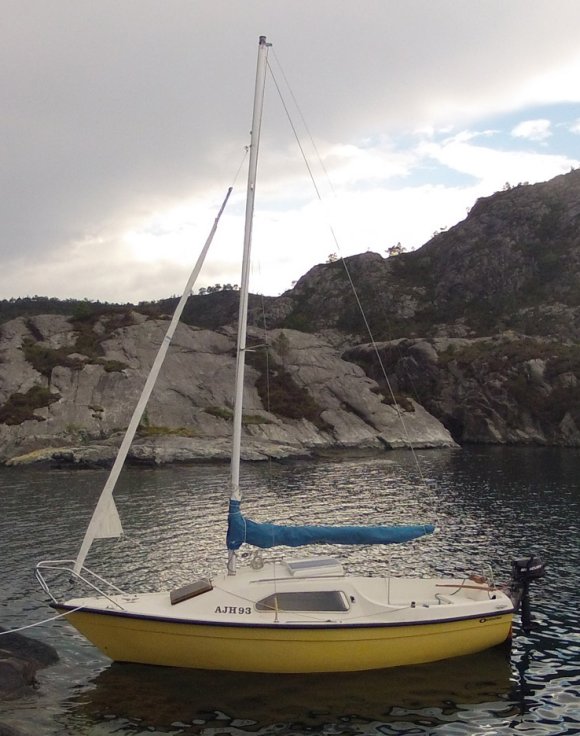 Os19 ockelbo sailboat under sail