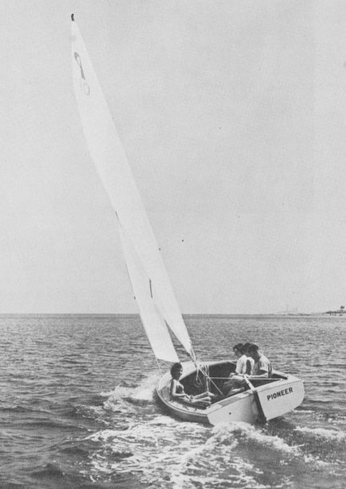 Pioneer 17 sailstar sailboat under sail
