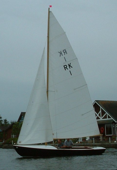 Reedling keel boat sailboat under sail