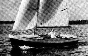Resolute 20 pearson sailboat under sail