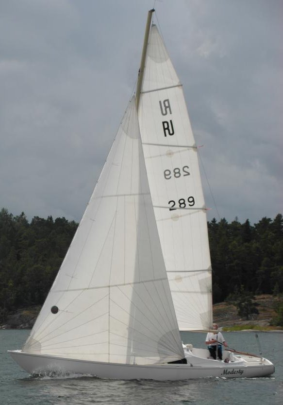Rj 85 sailboat under sail