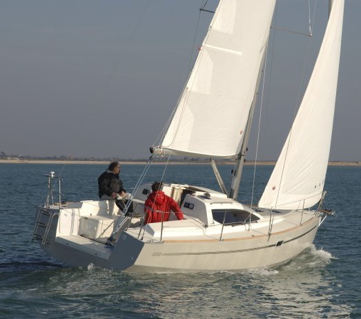 Rm 880 sailboat under sail