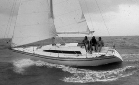 Rush 31 jeanneau sailboat under sail