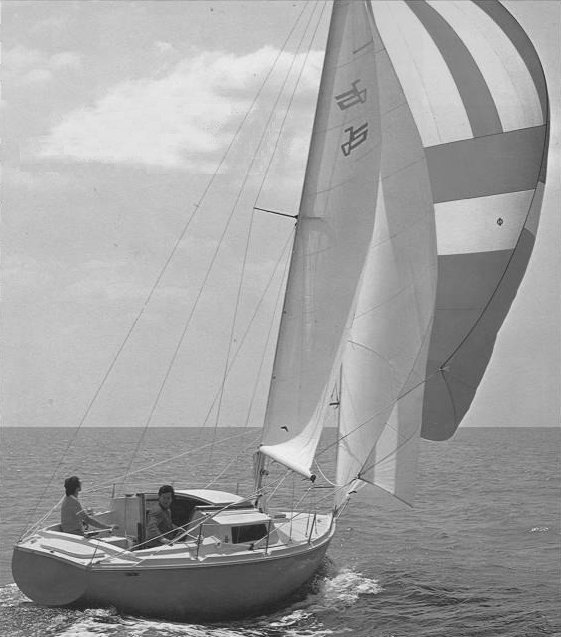 Sangria 25 jeanneau sailboat under sail