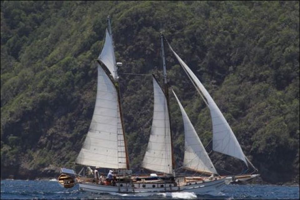 Shpountz 38-40 sailboat under sail