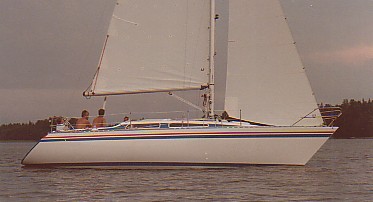 Siesta 32 sailboat under sail