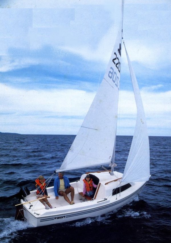 Siren 17 sailboat under sail