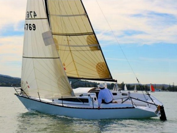 Sonata 8 sailboat under sail