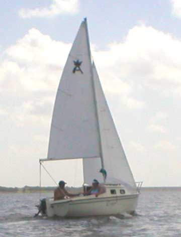 Sovereign 17 sailboat under sail