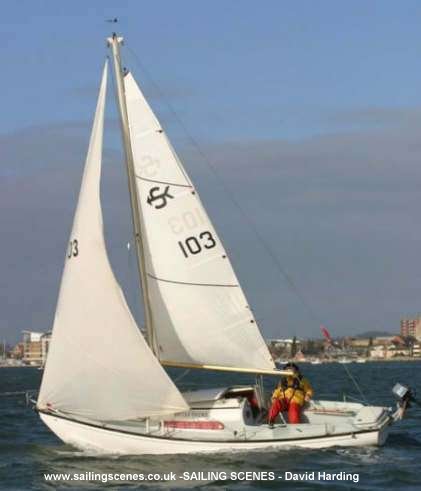Splinter 21 sailboat under sail