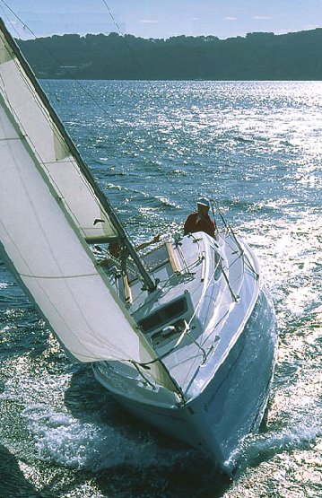 Sun odyssey 24.2 jeanneau sailboat under sail