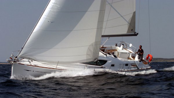 Sun odyssey 42 ds jeanneau sailboat under sail