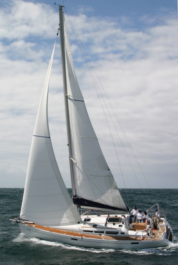 Sun odyssey 42i jeanneau sailboat under sail