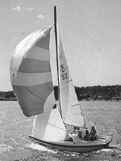 Sunwind 20 sailboat under sail