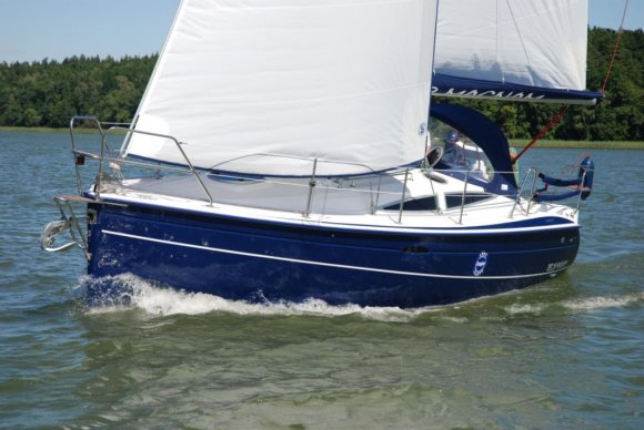 Tes 28 magnum sailboat under sail