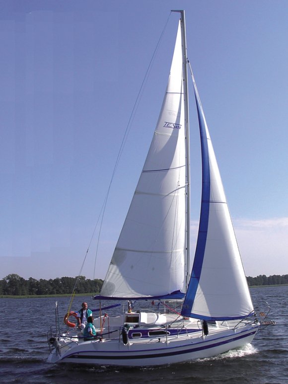 Tes 678 bt sailboat under sail