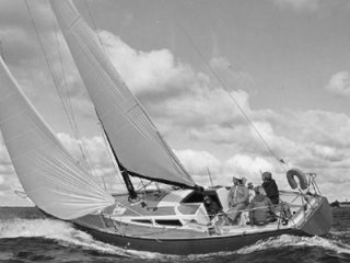 Thuro 33 sailboat under sail