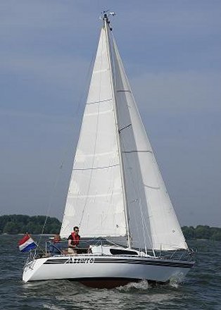 Verl 790 sailboat under sail