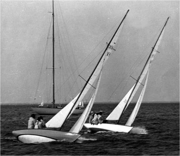 Vineyard haven 15 sailboat under sail