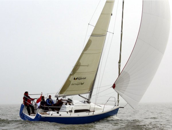 Winner 900 sailboat under sail