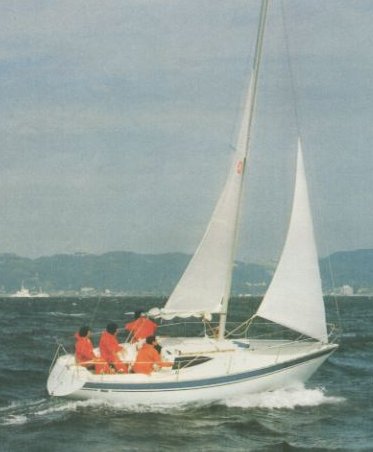 Yamaha 25 2 sailboat under sail