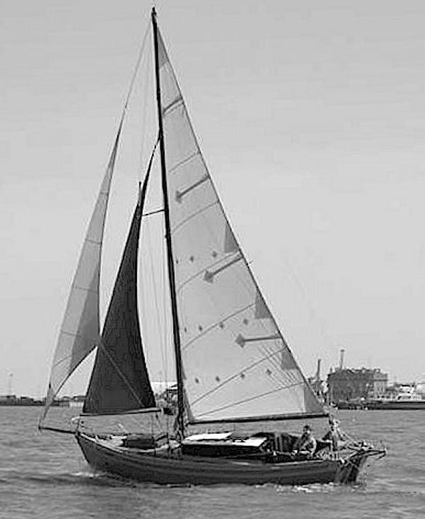 Yonne class sailboat under sail